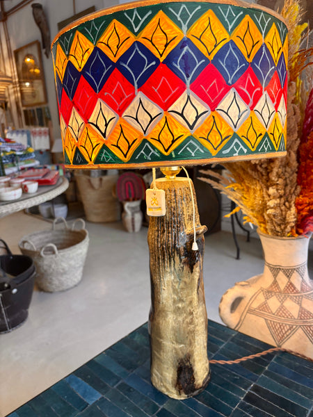 Lámpara columna de gres con pantalla pintada a mano.