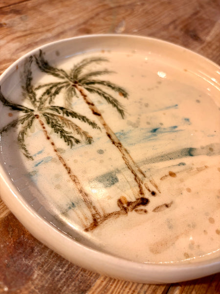 Plato de gres pintado a mano. Palmeras.
