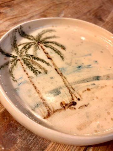 Plato de gres pintado a mano. Palmeras.