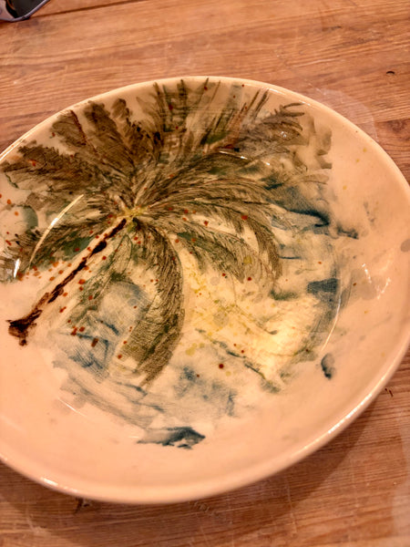 Plato de gres pintado a mano. Palmeras.