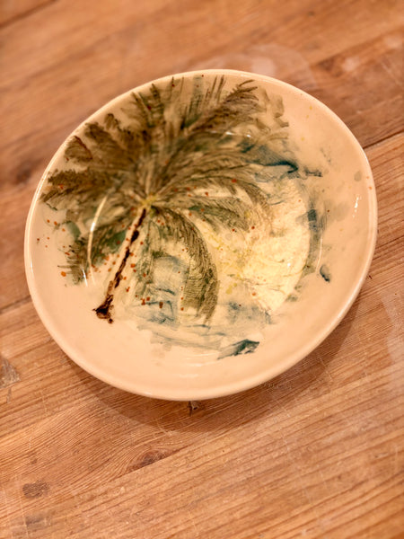 Plato de gres pintado a mano. Palmeras.